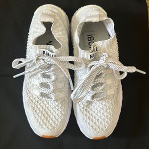 NOBULL WOMEN'S KNIT RUNNER.